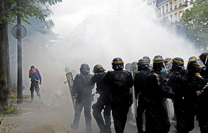 В Париже на акции против санитарных паспортов применили слезоточивый газ