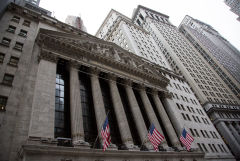 Фондовые индексы США завершили торги снижением, но выросли по итогам июля