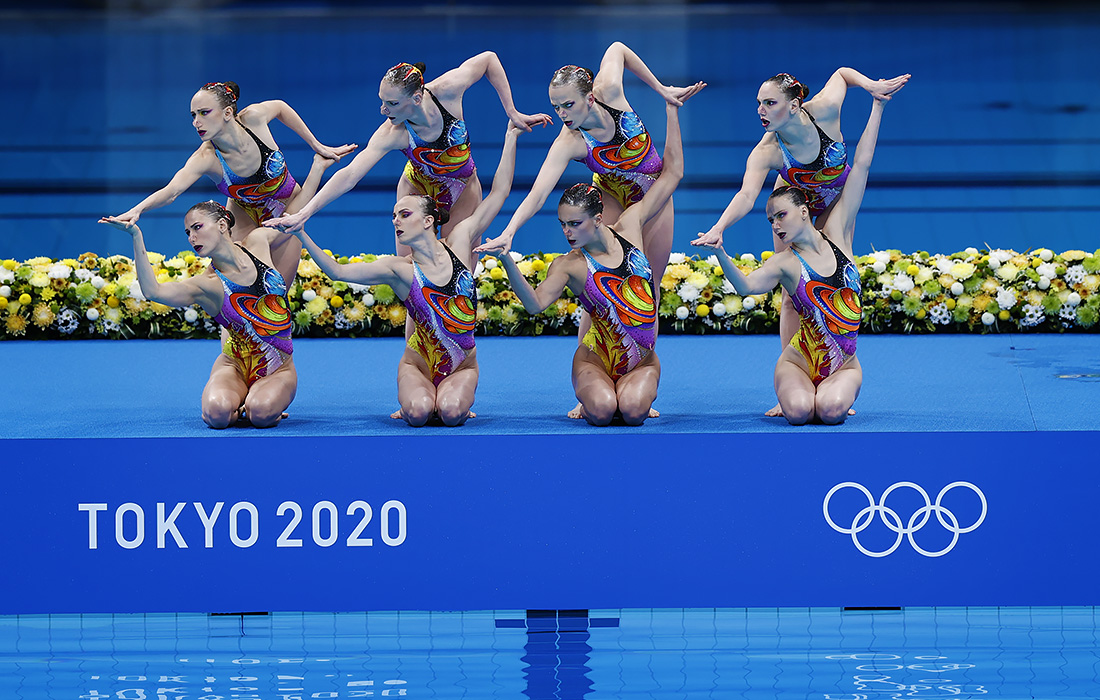 Сборная России по синхронному плаванию стала победителем летних Олимпийских игр, показав лучший результат в соревновании групп. Команда, в составе которой выступили Влада Чигирева, Марина Голядкина, Светлана Колесниченко, Полина Комар, Александра Пацкевич, Светлана Ромашина, Алла Шишкина, Мария Шурочкина, набрала по сумме оценок за техническую и произвольную программы 196,0979 балла.