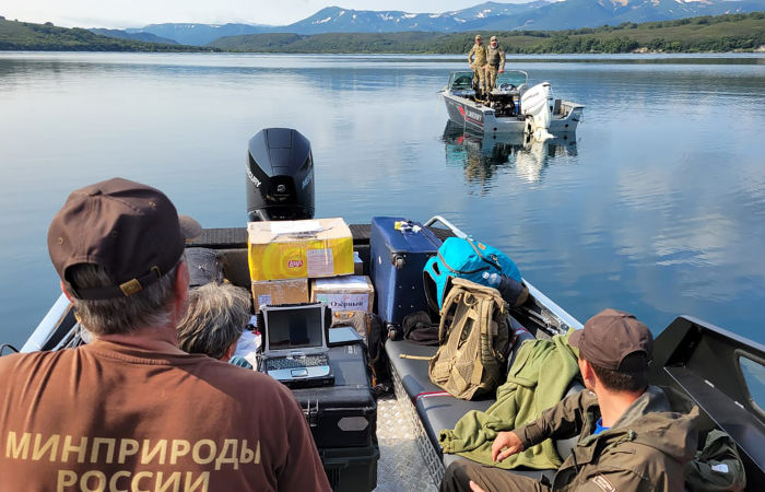 Тела пропавших после крушения Ми-8 туристов нашли в Курильском озере