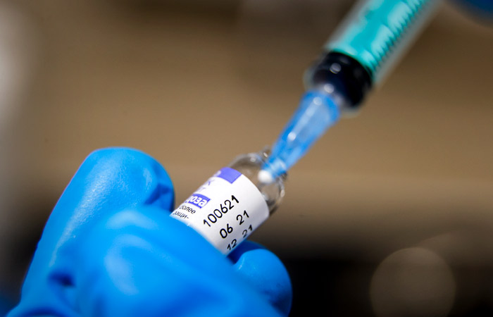 Правительство анонсировало розыгрыши денежных призов среди привившихся