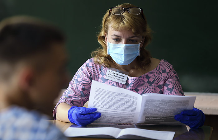 Собянин предложил отменить обязательное ношение учителями масок на уроках