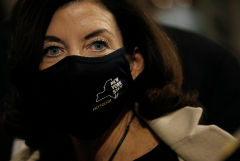 Губернатор Нью-Йорка заявила о занижении числа жертв COVID-19 на 12 тыс. человек