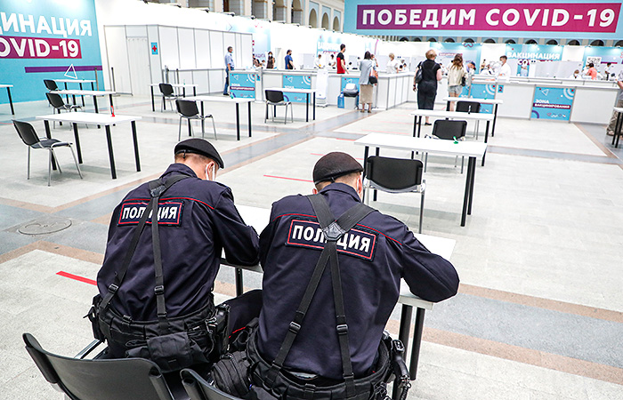 Суточная COVID-смертность в РФ вновь упала ниже отметки в 800 человек