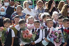 В Москве родителей школьников пустят на торжественные линейки на улице
