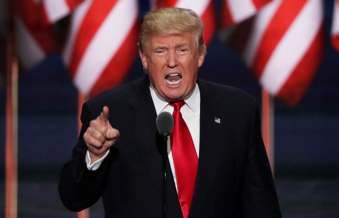 Трамп заявил, что США должны отобрать у талибов свое оружие или "разбомбить его к черту"