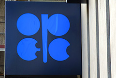 Страны ОПЕК+ договорились держаться плана по наращиванию добычи нефти