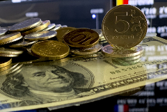 Рубль в четверг утром незначительно слабеет к доллару и евро