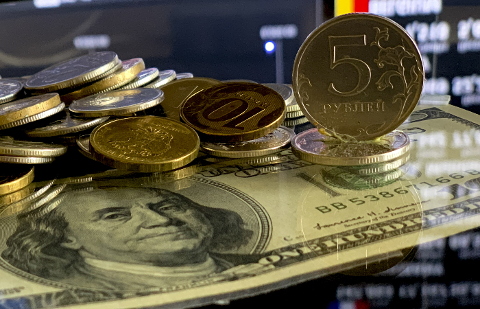Рубль в четверг утром незначительно слабеет к доллару и евро