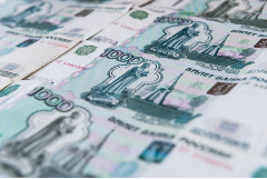 Рубль незначительно меняется к доллару и евро на фоне противоречивых сигналов