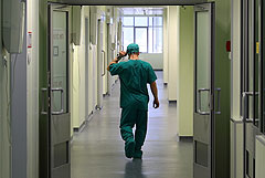 Врачи сообщили о тяжелом состоянии одного из заключенных после драки в колонии Амурска