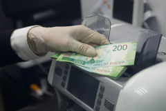 Рубль в понедельник утром слабо подрастает к доллару и евро вслед за нефтью