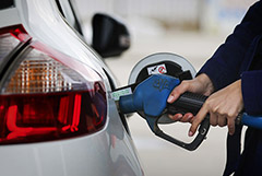 Бензин на АЗС Москвы дешевеет вторую неделю подряд, но меньшими темпами