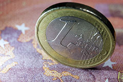 Курс евро опустился ниже 85 рублей впервые с 29 июля 2020 года