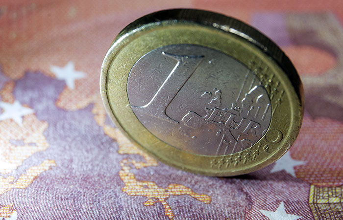 Евро упал ниже 59 руб. впервые с 3 июня 2015 года