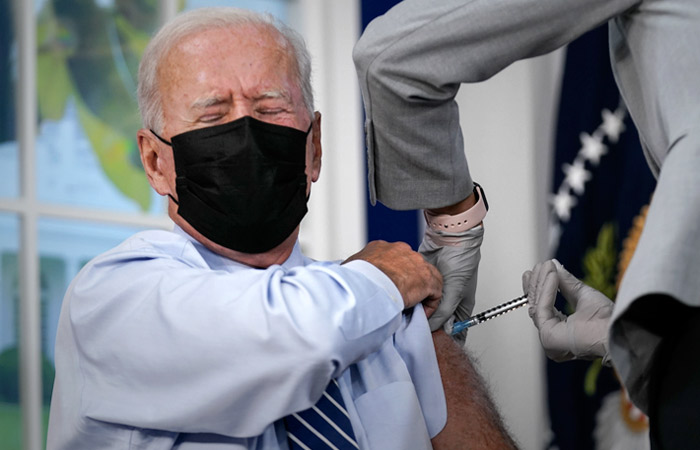 Байден в прямом эфире получил третью дозу вакцины против коронавируса