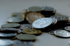 Рубль во вторник утром слегка укрепляется к доллару и евро вслед за нефтью