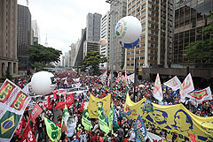 Протестующие в Бразилии потребовали импичмента президента