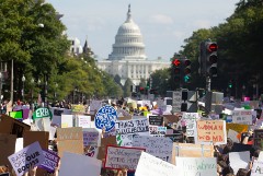 Десятки тысяч человек вышли на улицы США на акции против ограничения абортов