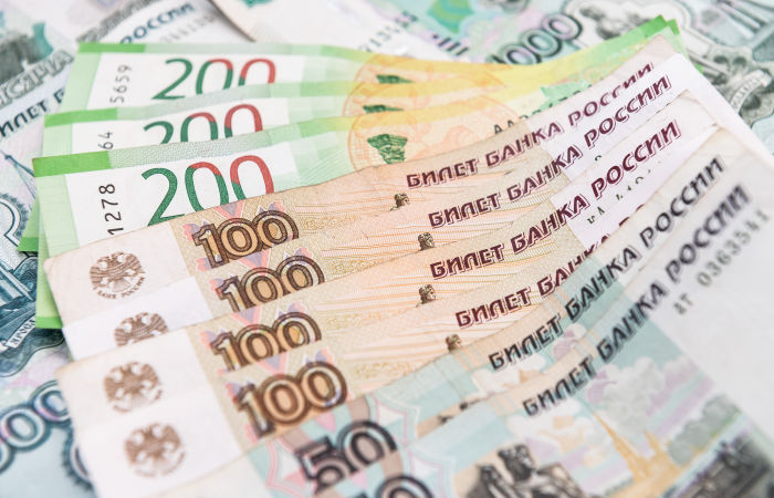 Рубль утром слегка слабеет к доллару и евро на внешнем негативе