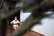 1 октября. Многие жители Венесуэлы с весны ожидают второго компонента вакцины Sputnik V. На фото: 88-летняя Эсперита Гарсия, страдающая COVID-19, сидит в доме своей дочери в Каракасе.