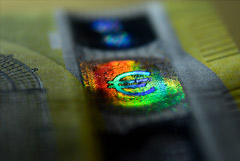 Курс евро опустился ниже 84 рублей впервые с 27 июля 2020 года