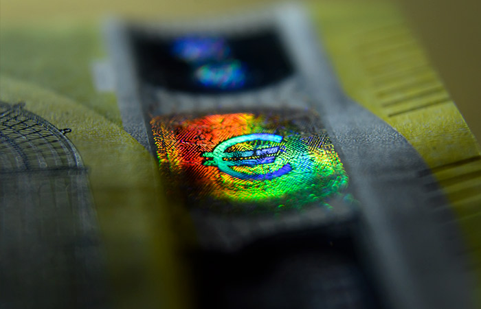 Курс евро опустился ниже 84 рублей впервые с 27 июля 2020 года