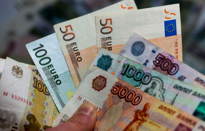 Изменения рубля к доллару и евро утром незначительные на фоне неоднозначных сигналов с мировых рынков