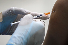 Песков заявил, что для расширения охвата вакцинации все меры хороши