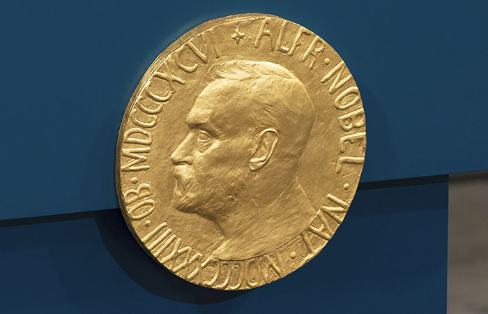 Премия Нобеля по экономике присуждена за исследования экономики труда и причинных связей