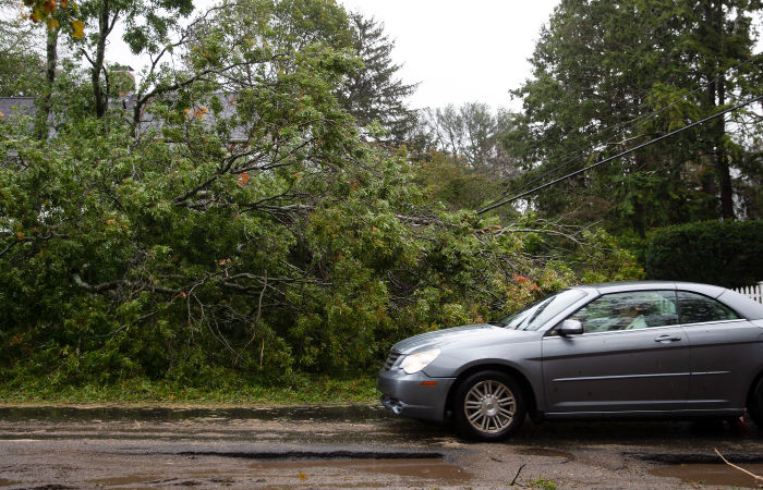 Штормовой ветер оставил без электричества сотни тысяч домов на востоке США