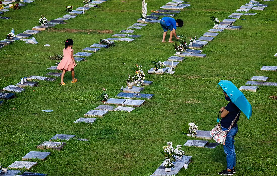 28 октября. Государственные и частные кладбища Филиппин закрываются для посетителей во избежание массового распространения COVID-19 на праздновании Дня поминовения усопших.