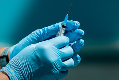 Песков заявил, что решений об обязательной вакцинации в РФ пока не принимали