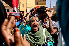 В столице Судана на акции протеста собрались тысячи людей