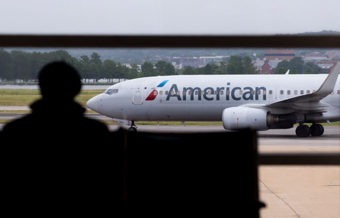 Компания American Airlines отменила сотни рейсов