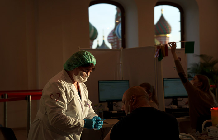 Песков счел вырванными из контекста слова Мурашко о применении "Спутника Лайт"