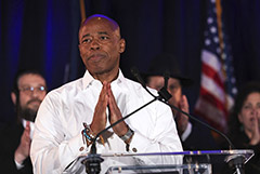 Экс-полицейский Эрик Адамс стал вторым в истории темнокожим мэром Нью-Йорка