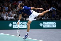 Медведев стартовал с победы на теннисном турнире Masters в Париже