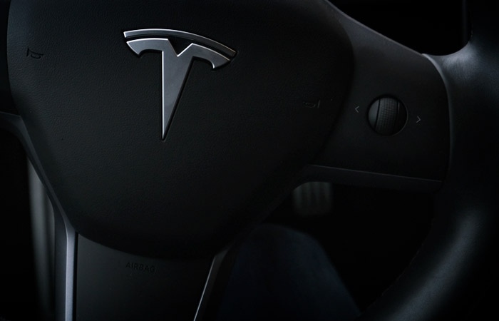 Цена акций Tesla упала более чем на 5% на обещании Маска продать 10% бумаг