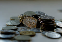 Рубль утром слегка слабеет к доллару и евро на фоне негативных сигналов с мировых рынков