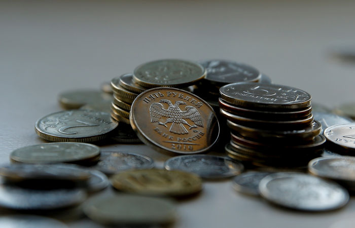 Рубль утром слегка слабеет к доллару и евро на фоне негативных сигналов с мировых рынков