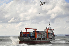 Экипаж контейнеровоза, севшего на мель в Приморье, эвакуировали с судна