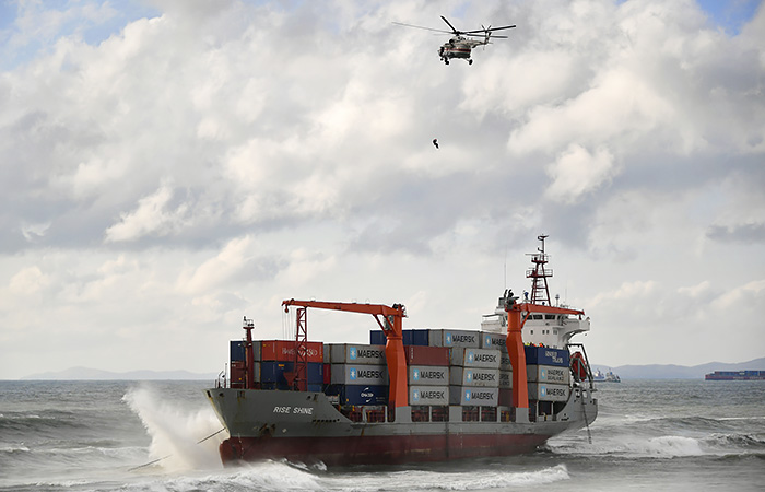 Экипаж контейнеровоза, севшего на мель в Приморье, эвакуировали с судна