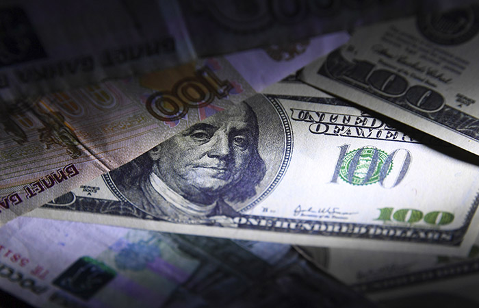 Доллар упал до 65 рублей впервые с 26 февраля 2020 года