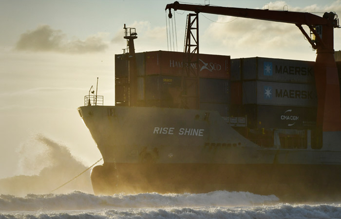 Следы нефтесодержащих жидкостей нашли у севшего на мель в Приморье теплохода