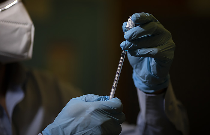 Песков заявил, что решений об обязательной COVID-вакцинации не принималось