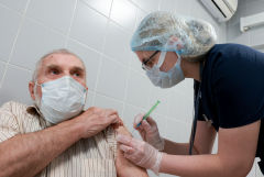 Комздраву Петербурга поручили провести обязательную вакцинацию пенсионеров от COVID