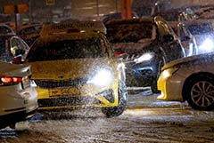 Москва встала в десятибалльных пробках из-за снегопада