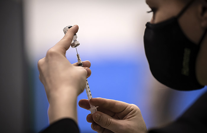 Привитые россияне полгода не будут подлежать изоляции после контакта с больным COVID