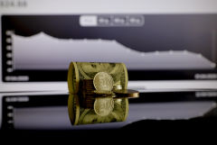 Рубль в четверг утром умеренно слабеет к доллару и евро вслед за нефтью